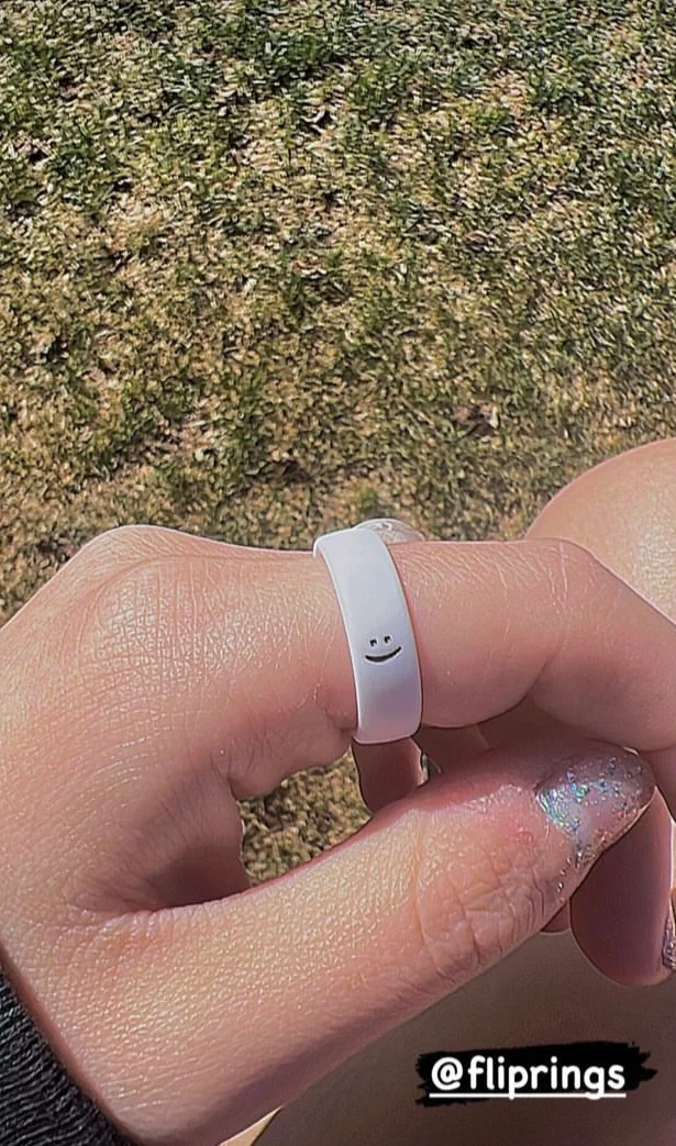 Flip Reversible smile / frown ring white - Image 12