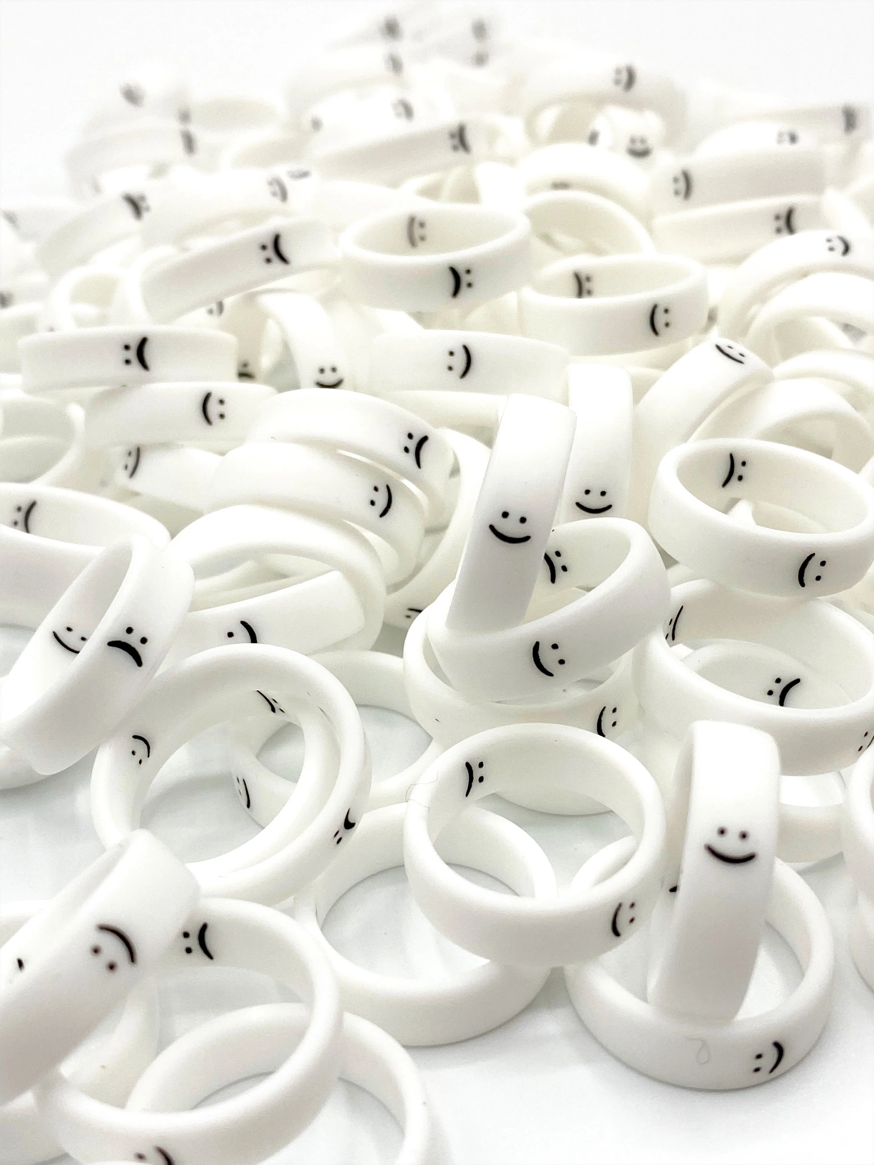 Flip Reversible smile / frown ring white - Image 3