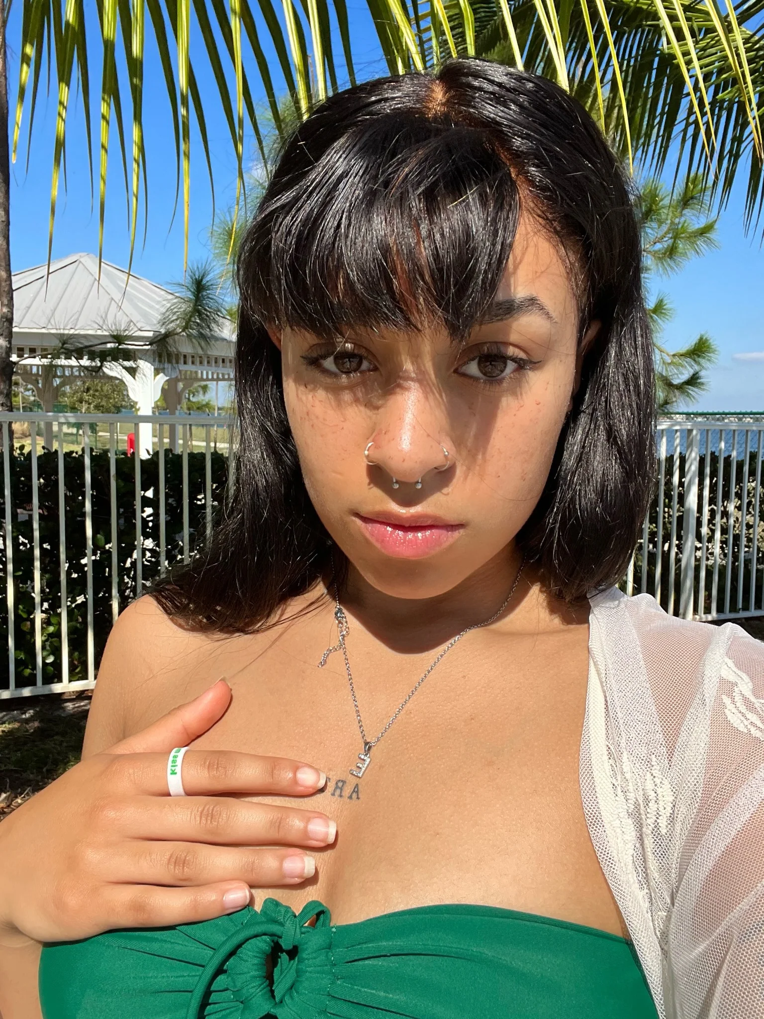 Flip Reversible lucky / kiss me ring white Ring - Image 4