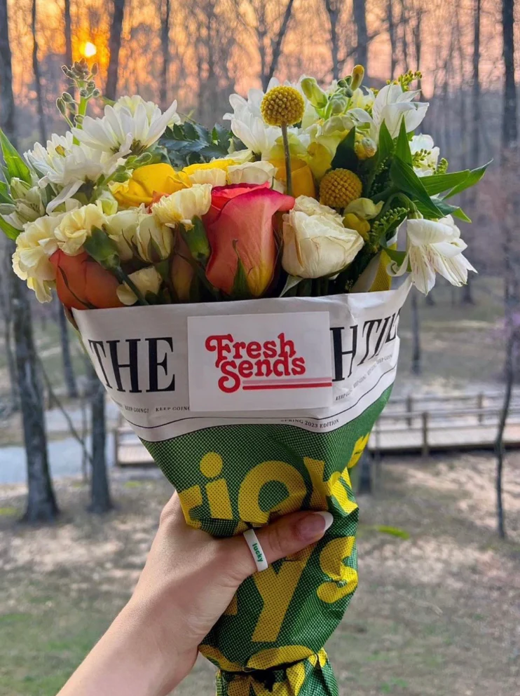 Flip Reversible lucky / kiss me ring white Ring - Image 5