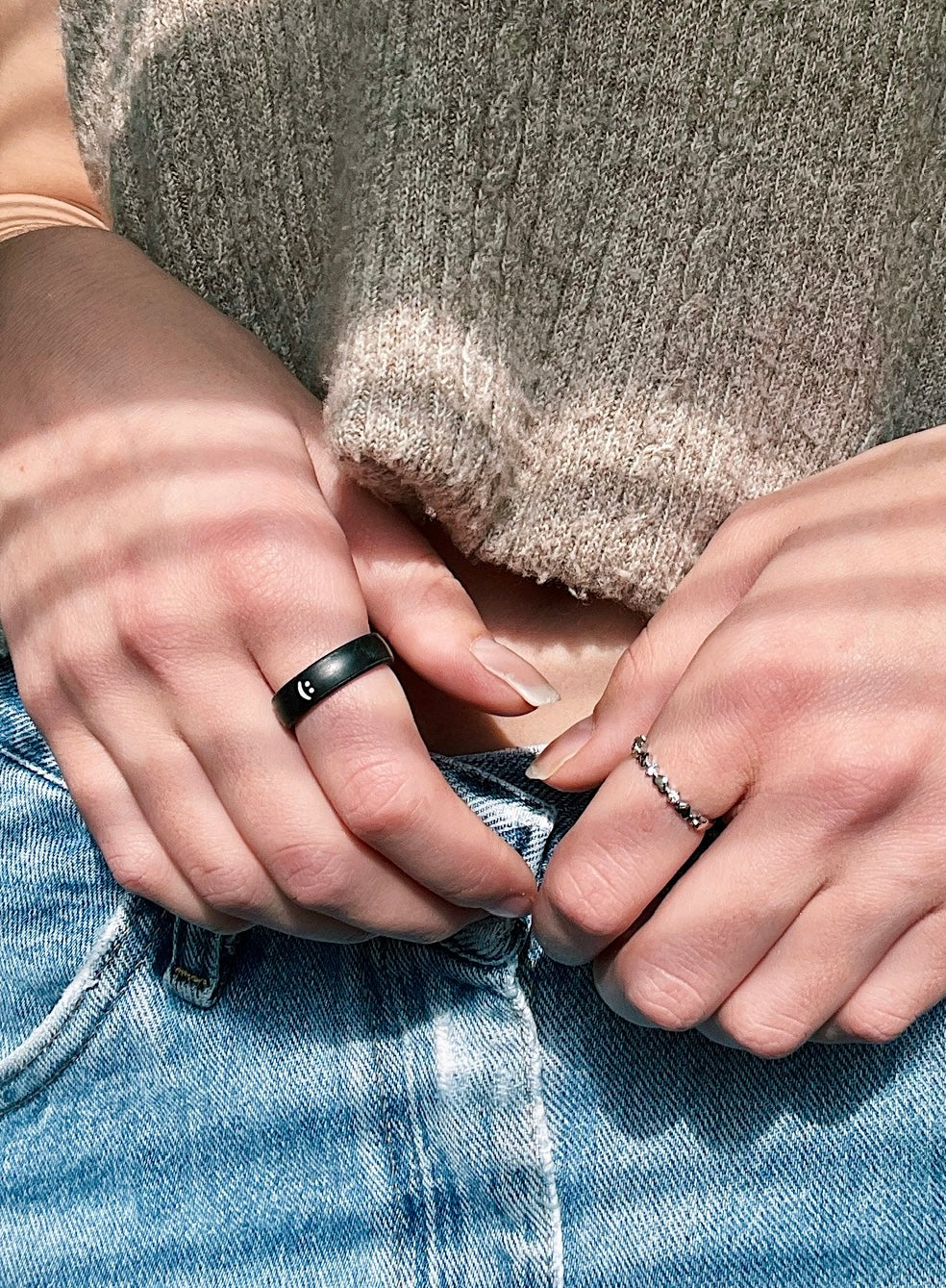 Flip Reversible smile / frown ring black - Image 3