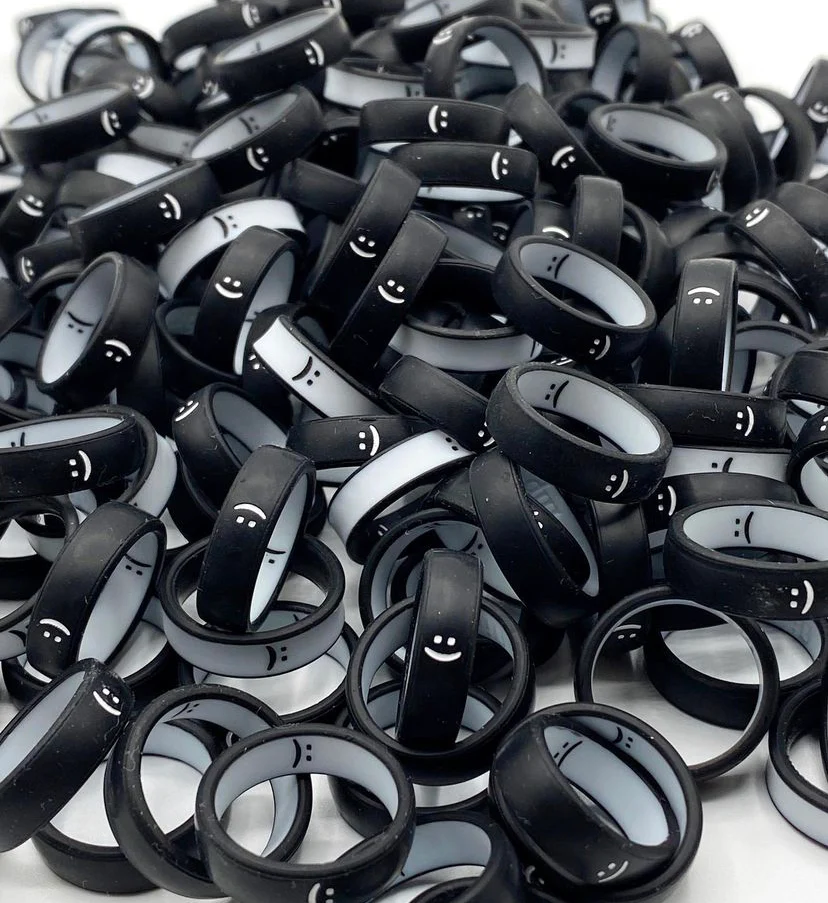 Flip Reversible smile / frown ring black - Image 4